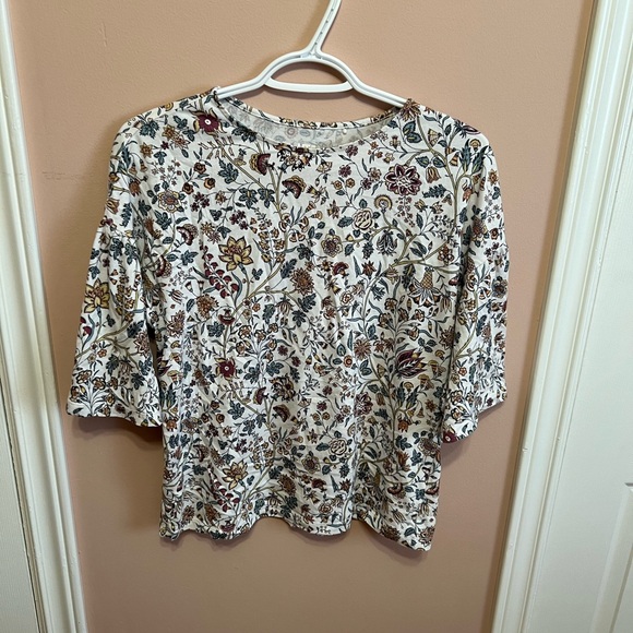 4/$10 floral top - Picture 1 of 3